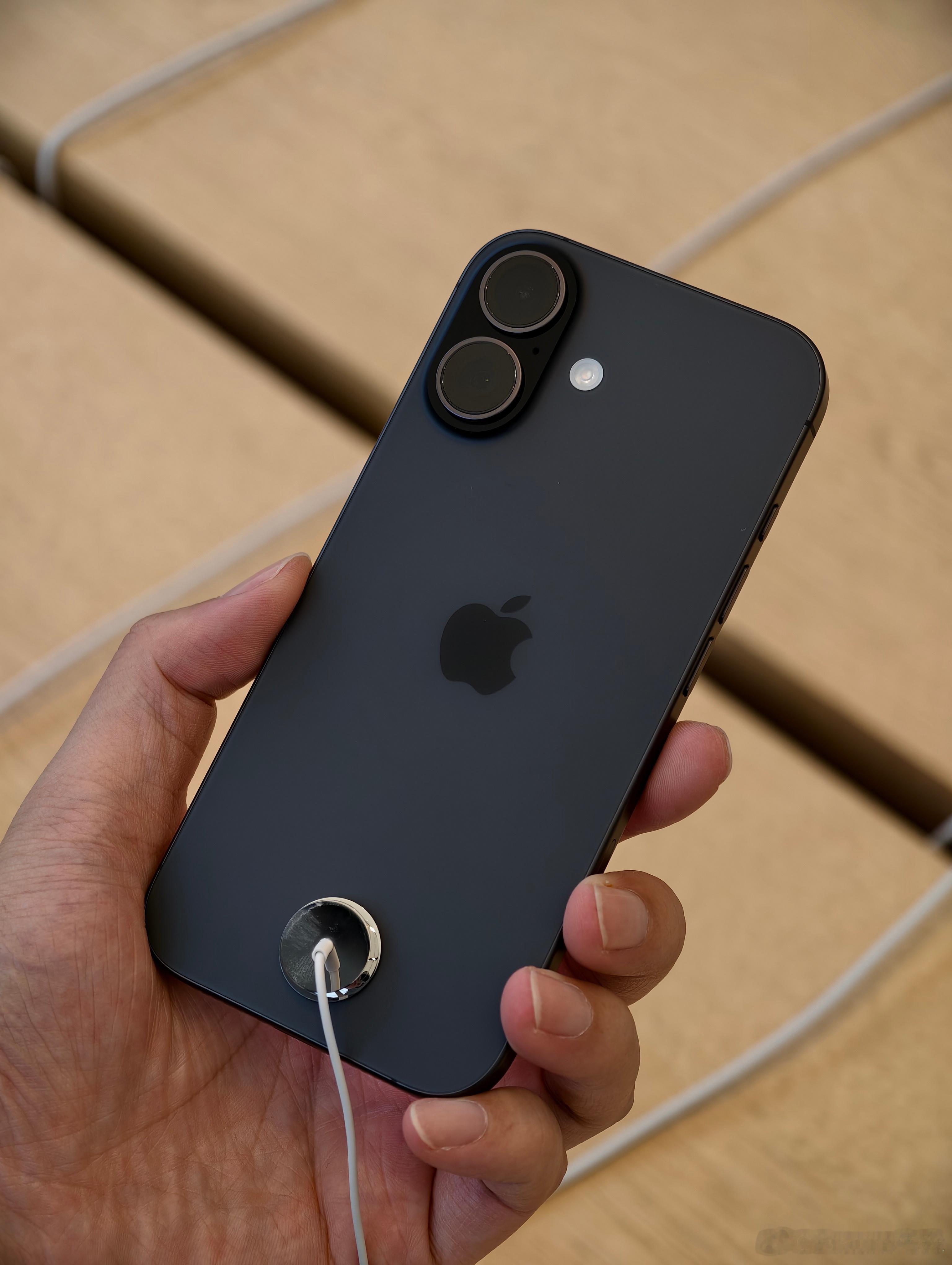 iPhone17全系列配色真机个人觉得标准版白色和绿色是T0 ​​​
