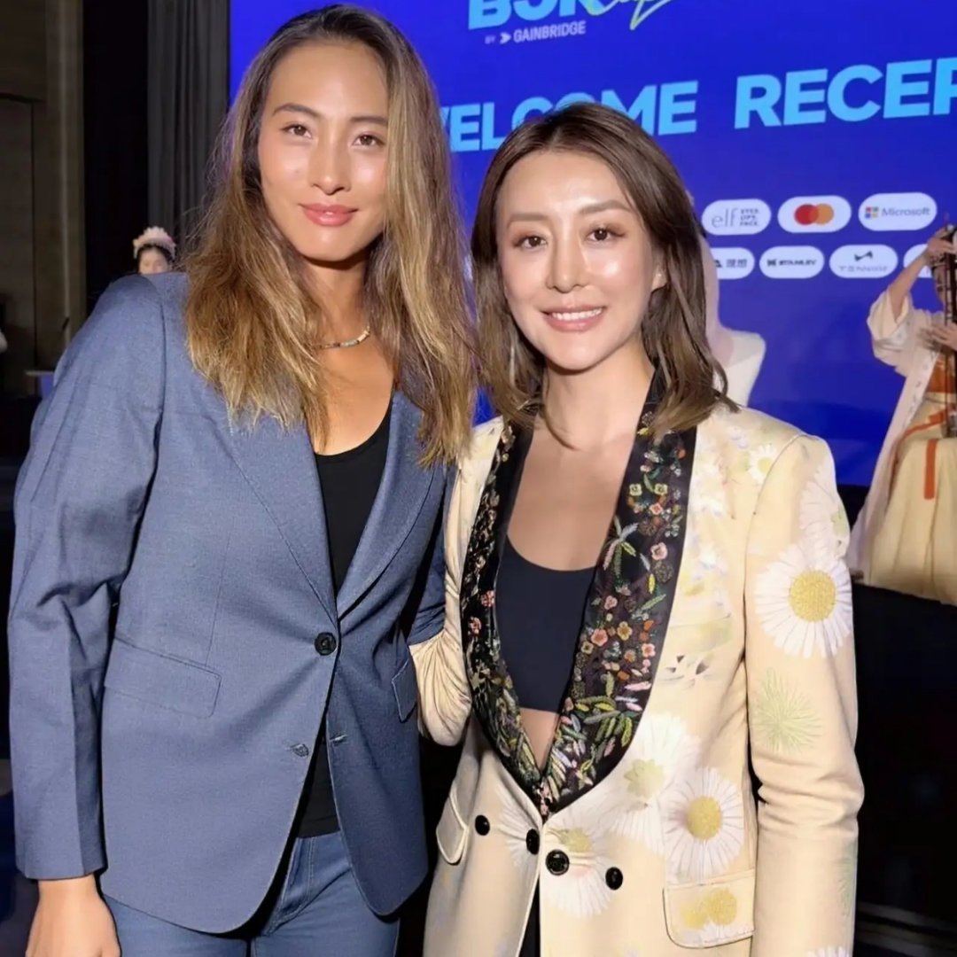郑钦文气质格外出挑，又美又飒，是运动强者身上那种舒展、自信的力量美。 ​​​