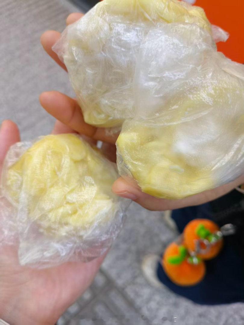 手里捧着窝窝头 