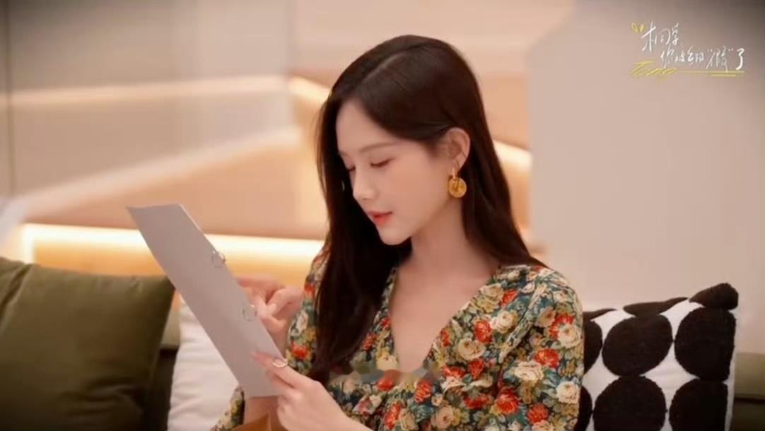 李一桐十年在剧组待了400万分钟 🌟片场全力以赴塑造角色，生活松弛自在，小猫哲