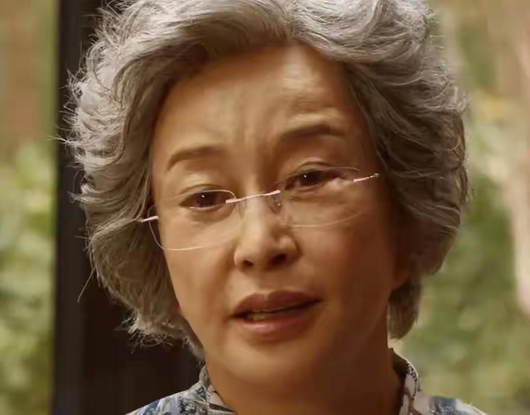 钱再多有什么用？刘晓庆意外摔倒、反应迟缓，令人担心的事发生了。

最近有档综艺火