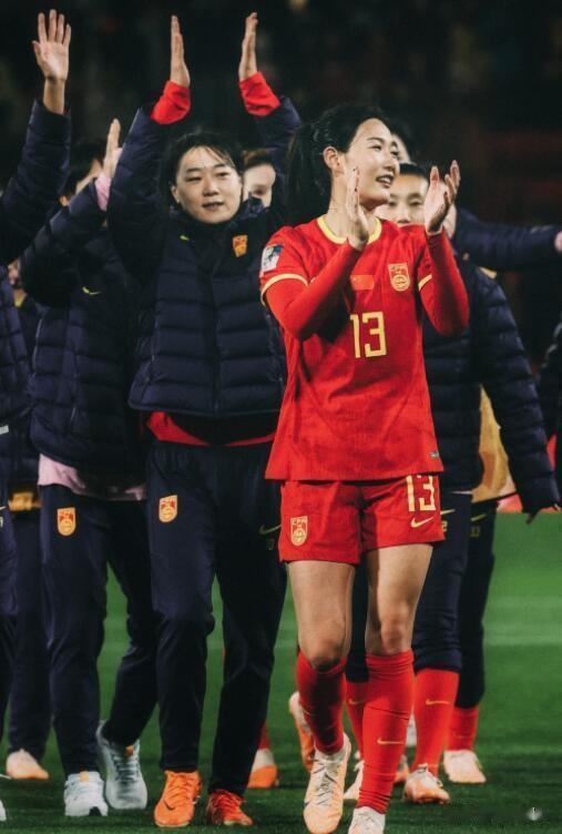 女足世界杯，中国队所在小组。虽然英格兰女足两连胜，但依旧没有确保出线，而最后一轮