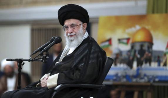 气笑了！美军第二艘航母还没到，哈梅内伊就开始“自罚三杯”：1、愿意进行和谈；2、