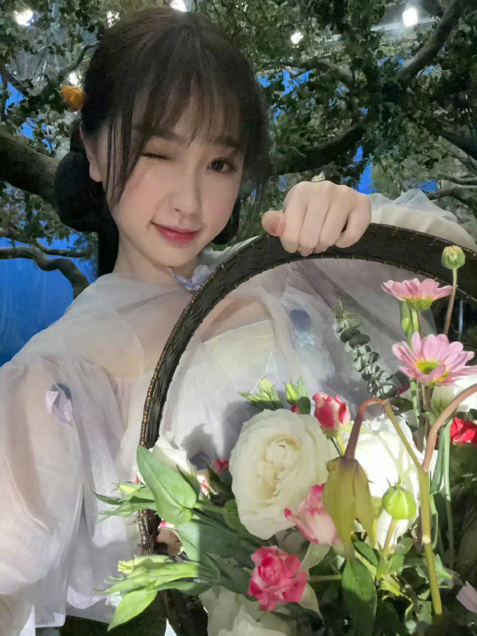 今天我们欢聚在这里，是为了庆祝我们共同的小宝贝小兰花的1503岁生日[老师爱你]