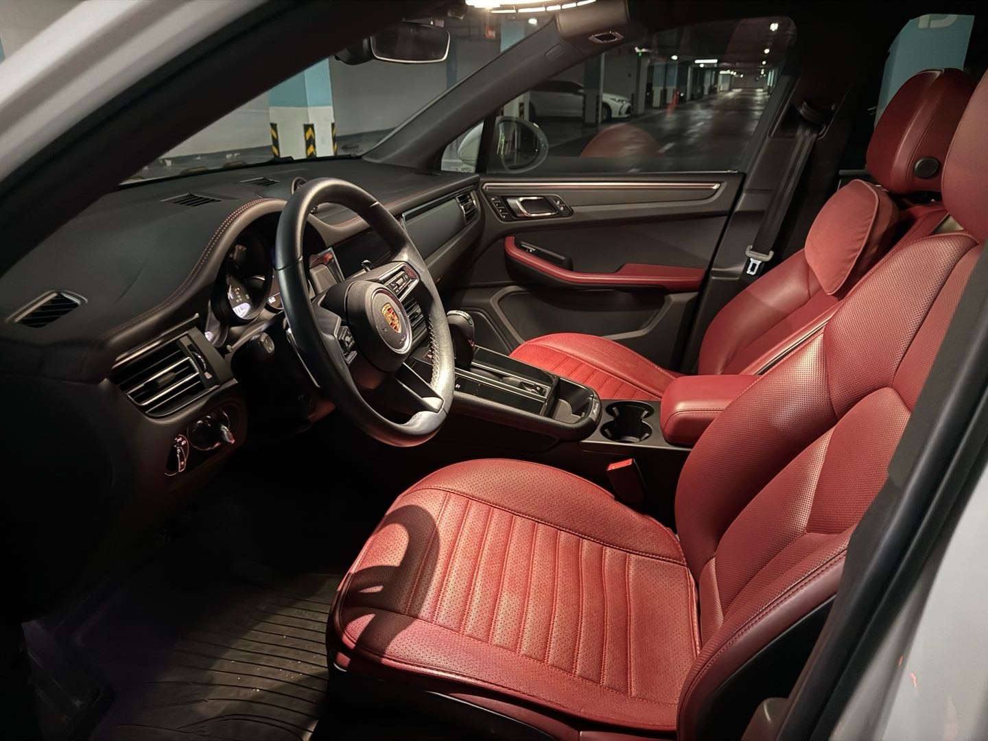 本身花几万选配的真皮座椅，再放上座椅垫，第二任车主会比较喜欢