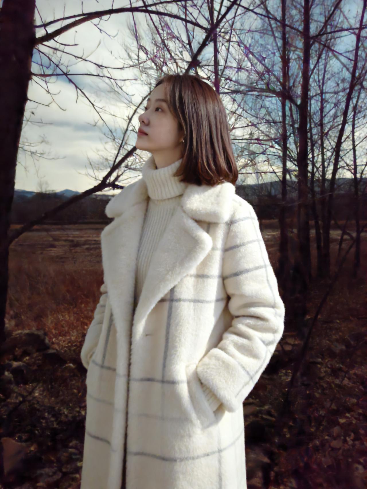 冰河…枯树…冷月…白衣