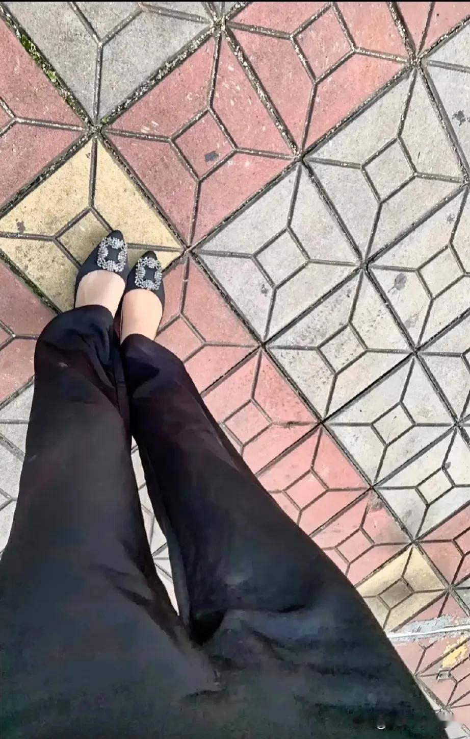 下雨了，该不该穿高跟呢贵气佳人照 仙气淑女高跟鞋
