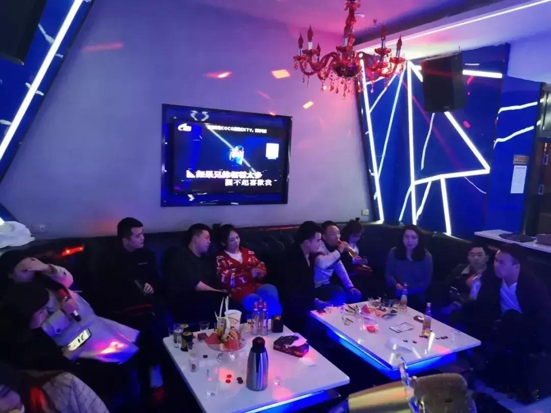 齐齐哈尔，2010年。
晚上无聊，拉着博士还带上了两个小弟一起去唱歌。
博士是上