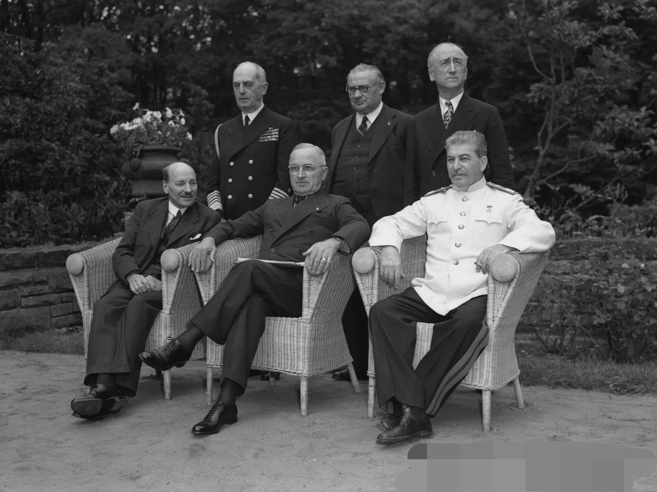 1945年7月，德国柏林近郊波茨坦，即波茨坦会议现场。前排左：克莱门特·艾德礼，
