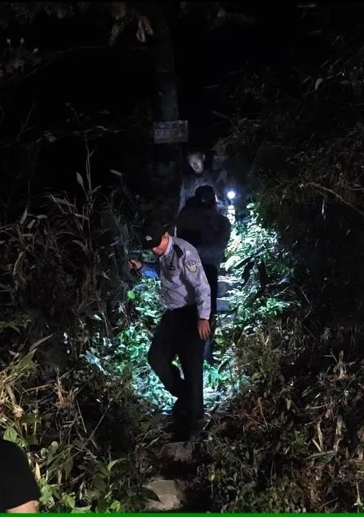 8名游客深山迷路，皖赣警方联合救援！
