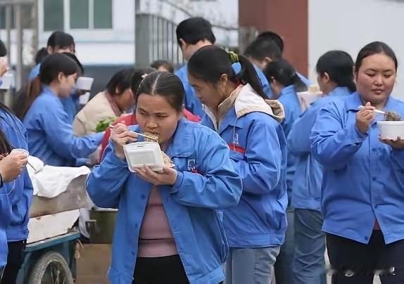 2026年全国两会，政协委员周世虹提交提案，建议废止劳务派遣制度，要求用工单位与