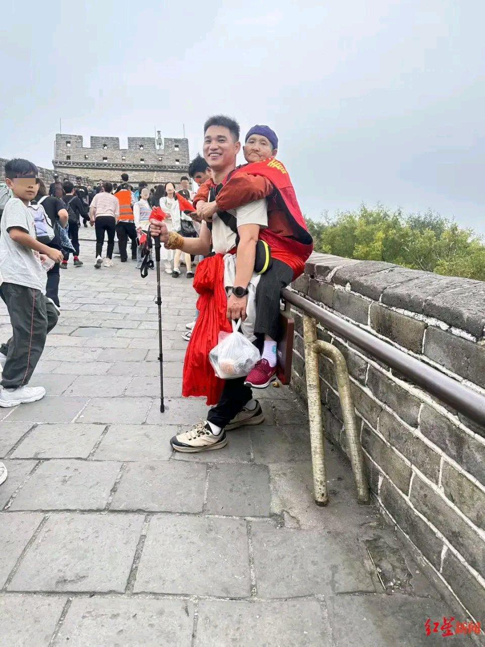 国庆中秋假期，八达岭长城上“90后”小伙谭卫民背母登城的画面超暖。谭卫民是四川巴