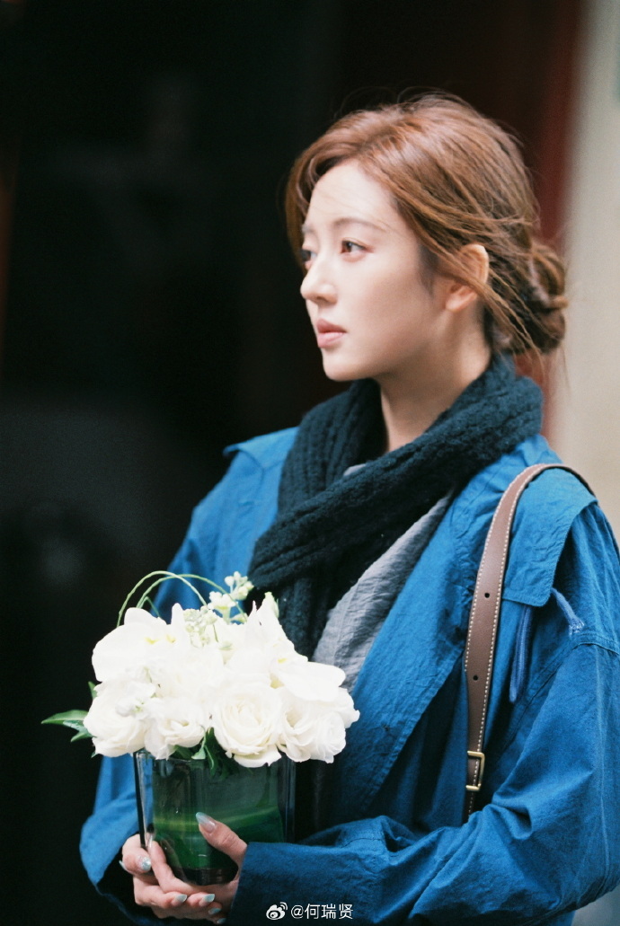 何瑞贤29岁生日照何瑞贤韩剧女主即视感 何瑞贤29岁生日照~蓝色大衣＋半扎丸子头