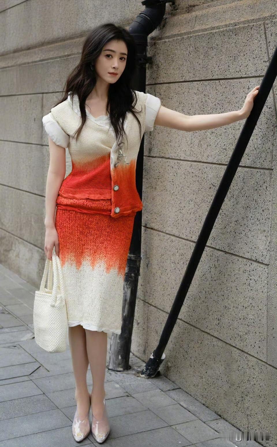 美女演员蒋欣写真，花容月貌，亭亭玉立。一位美貌与实力并存的优秀女演员！蒋欣