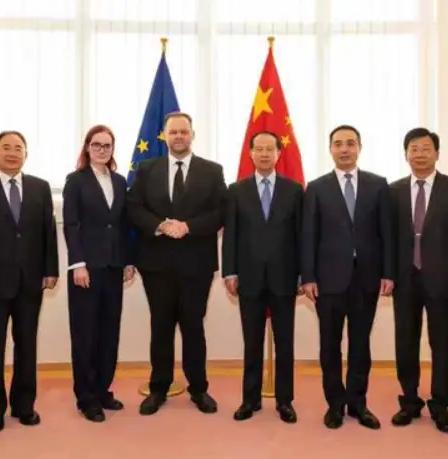 欧洲这些西方人习惯了几百年的高傲与自满，可悲。但假以时日，欧洲人就会努力游说中国