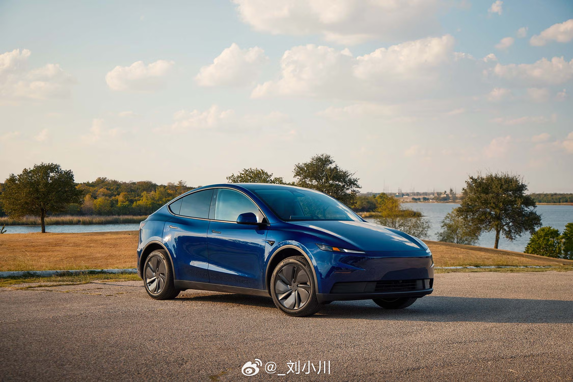 特斯拉[超话]特斯拉Model Y入门版实拍 特斯拉Model Y入门版海外实拍