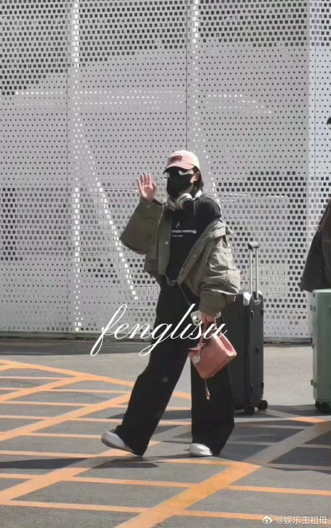 白鹿出发录奔跑吧14 白鹿头戴粉色棒球帽，一身酷飒搭配出发录制奔跑吧～好期待鹿鹿