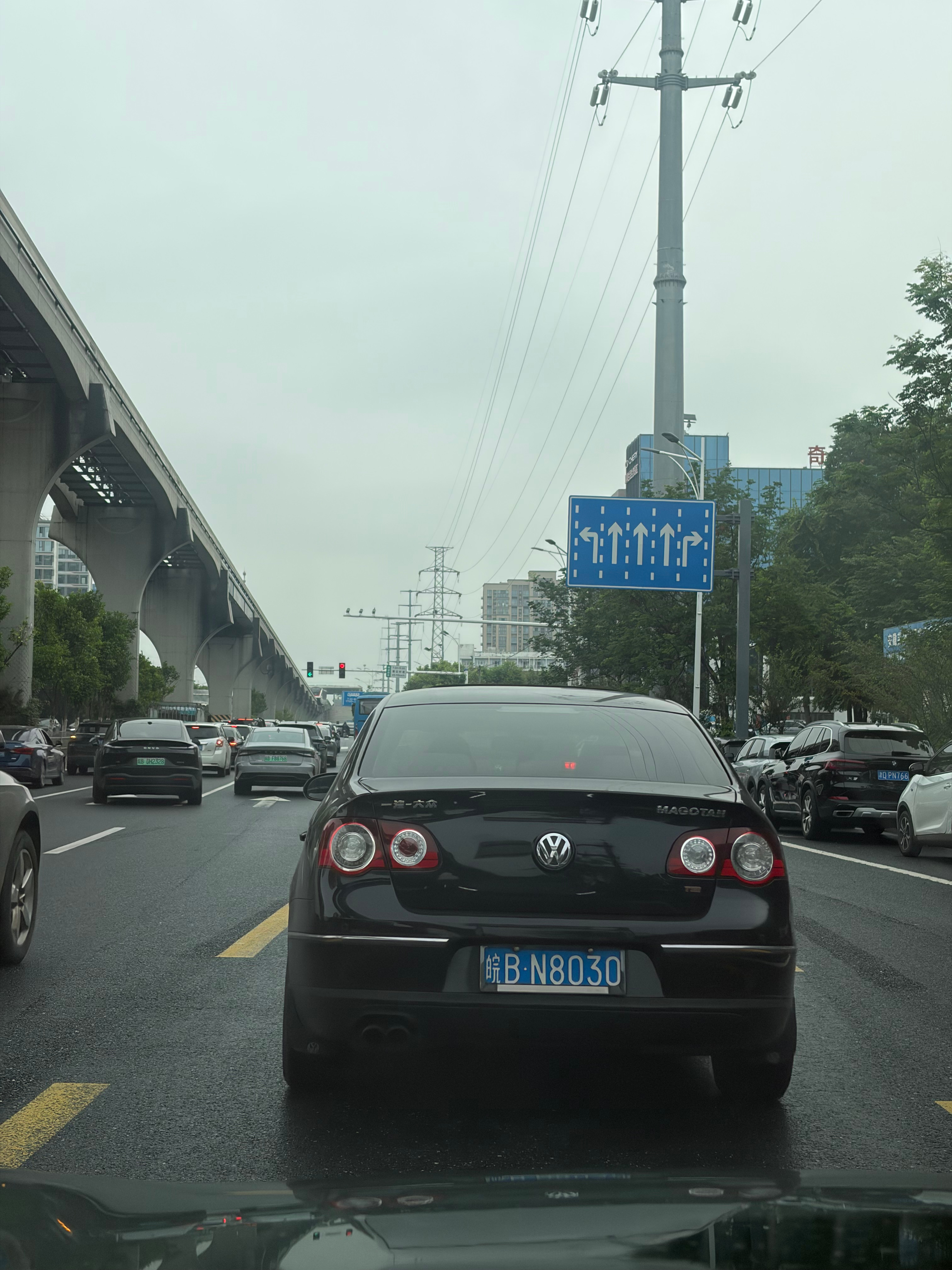 这一代迈腾非常经典 在我高中 大学的时候 东北的路上随处可见 也是一汽的第一代正