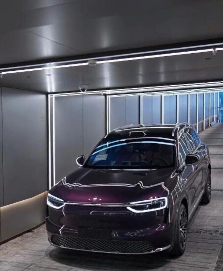 夜紫问界M7街头偶遇！这高级感谁顶得住啊



偶然在路上撞见全新问界M7，夜紫