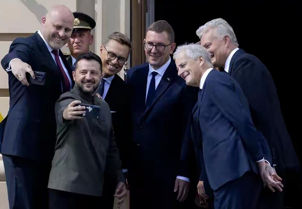 英国、爱沙尼亚、摩尔多瓦，三国领导人扎进基辅。

庆贺、站台、合影、发声明。乌克