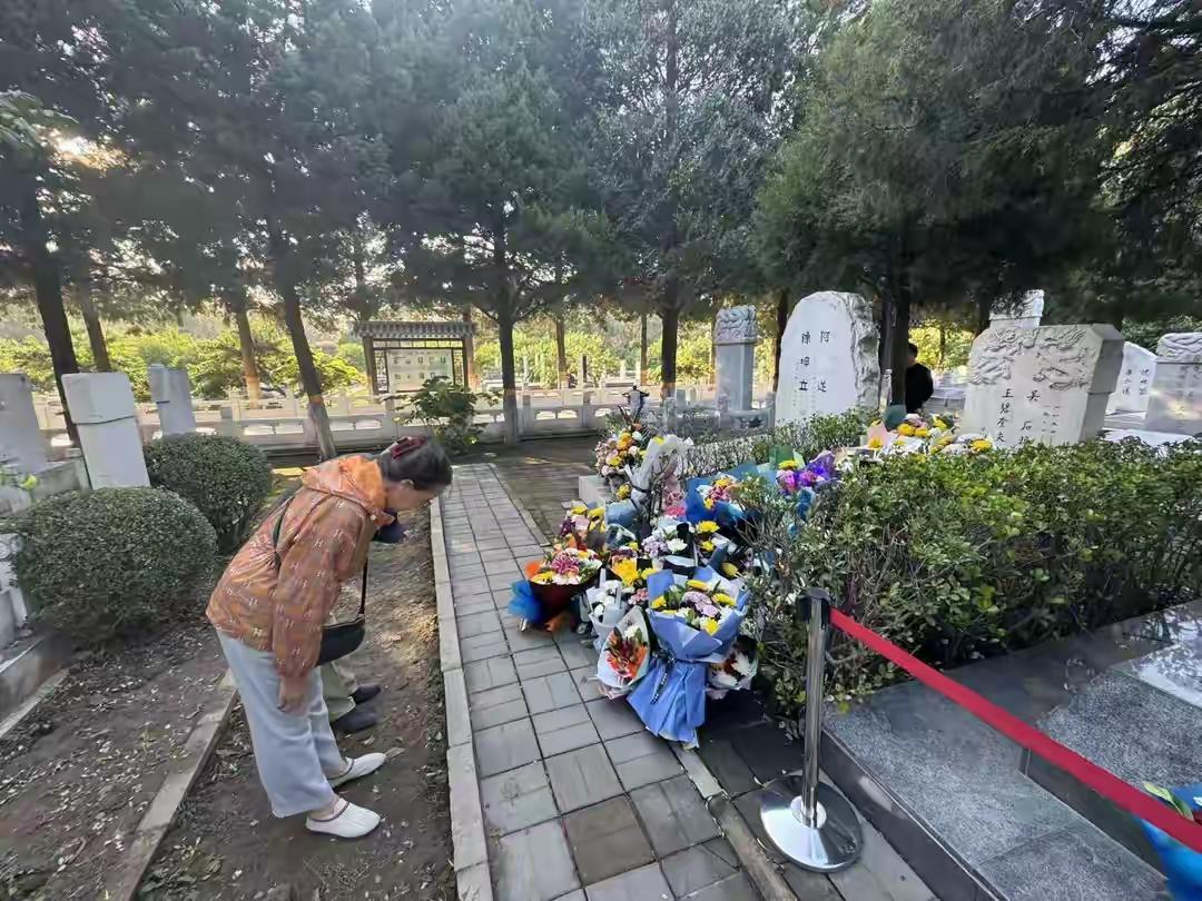 中午12时，西山国家森林公园内，前往无名英雄纪念广场的市民络绎不绝，其中不少人手