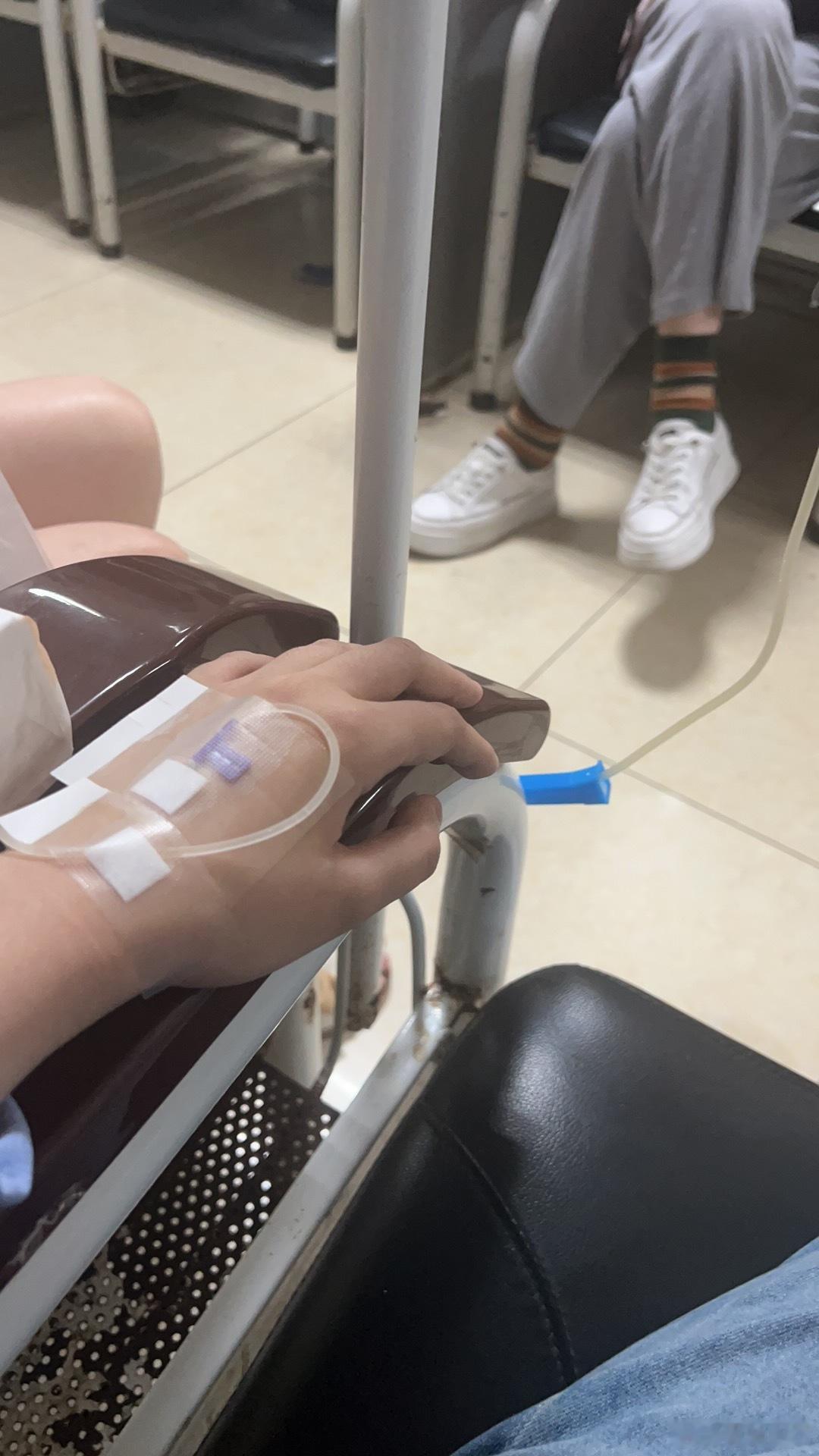 家里阳两个了……死去的回忆在攻击我🙃当年一阳折腾了两周，发烧，刀片嗓，拉肚子都