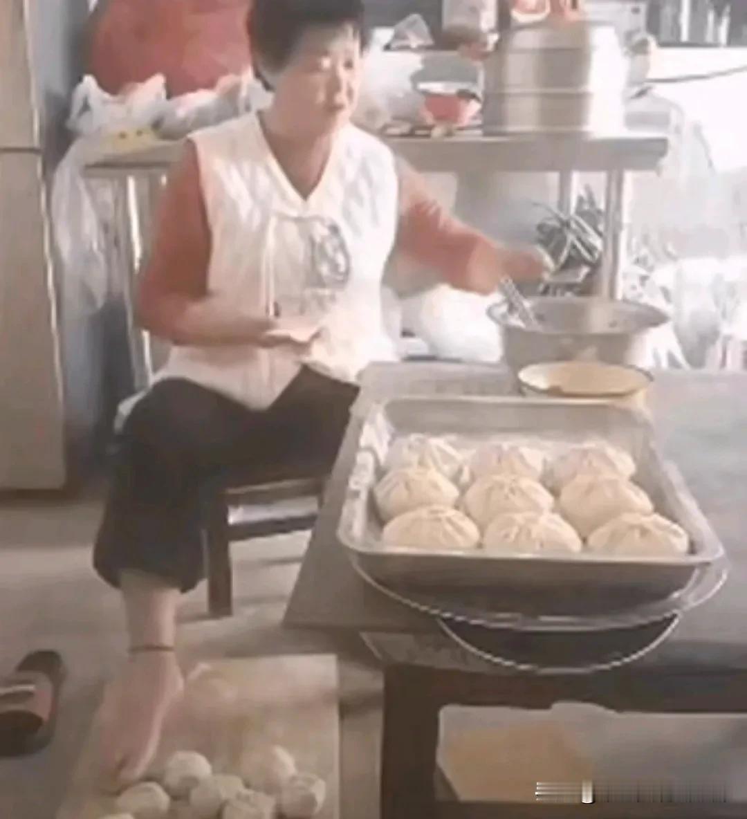 太恶心了！”做包子铺的老板娘，看她样子挺老实善良的，而且她家的包子又大，馅料也很