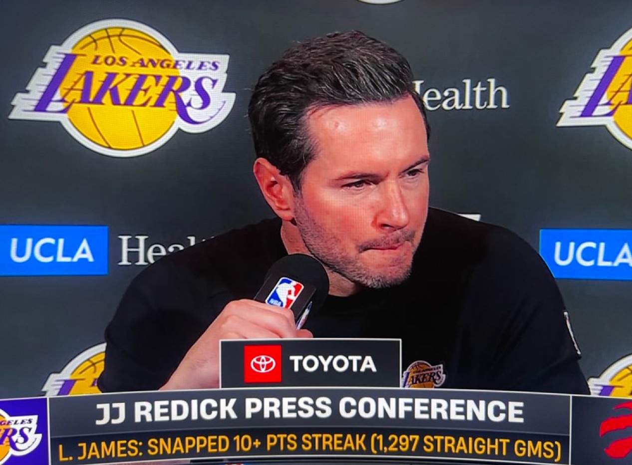 雷迪克：“今晚全队配合默契，一起比赛很开心。我看到勒布朗脸上那种专注的表情，队友