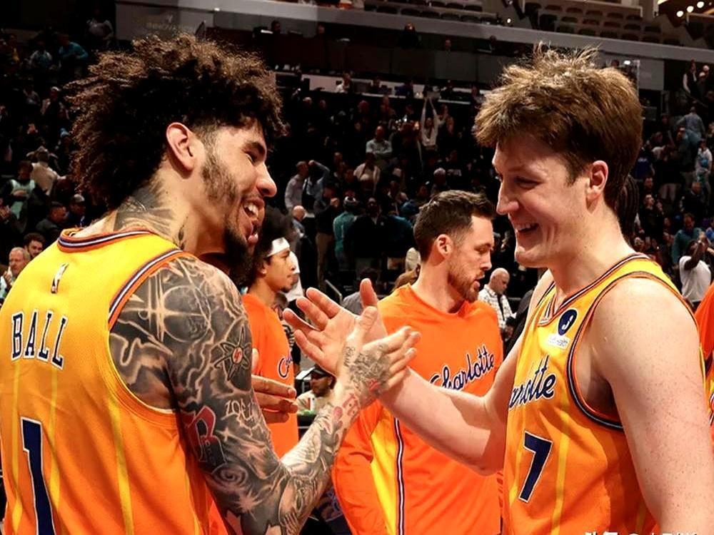 克尼普尔成了NBA史上第一个拿到赛季三分王的新秀。
 

前71场他三分命中率4