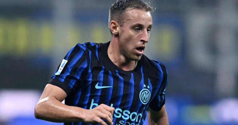 📢 国米中场动态：从恰尔汗奥卢到苏契奇和迪乌夫，中场位置悬而未决。弗拉泰西可能