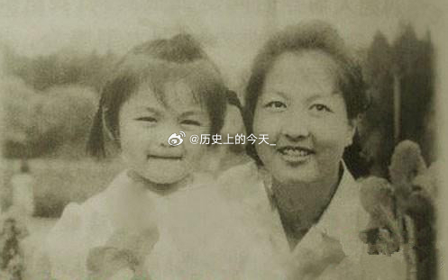 #文史老照片# 著名女主持人李湘的童年照 ​​​
