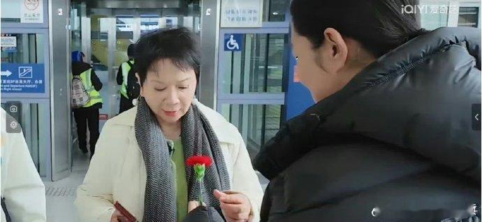 倪萍蔡明直播好像讲相声  直播间的相声盛宴，倪萍蔡明实力圈粉！一幅国画引发的欢乐