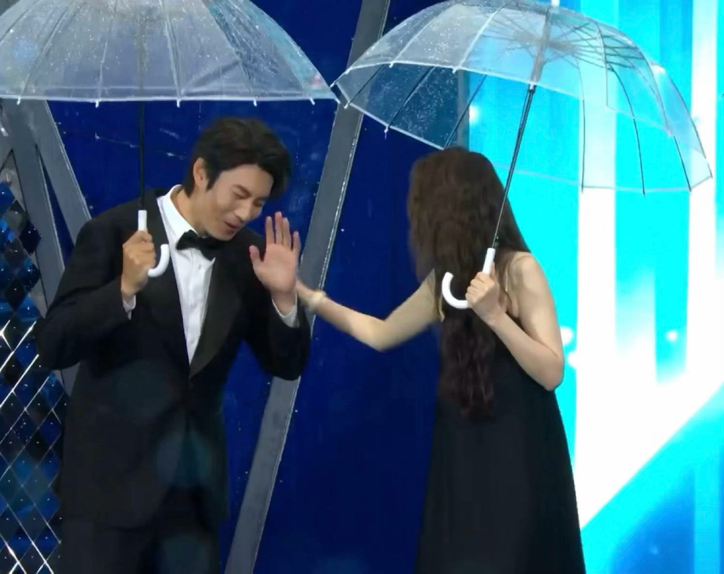 啊啊啊艾伦你就在红毯上闹笑话吧踩到戚薇裙子了扶都不敢扶…… 艾伦踩到戚薇裙子了