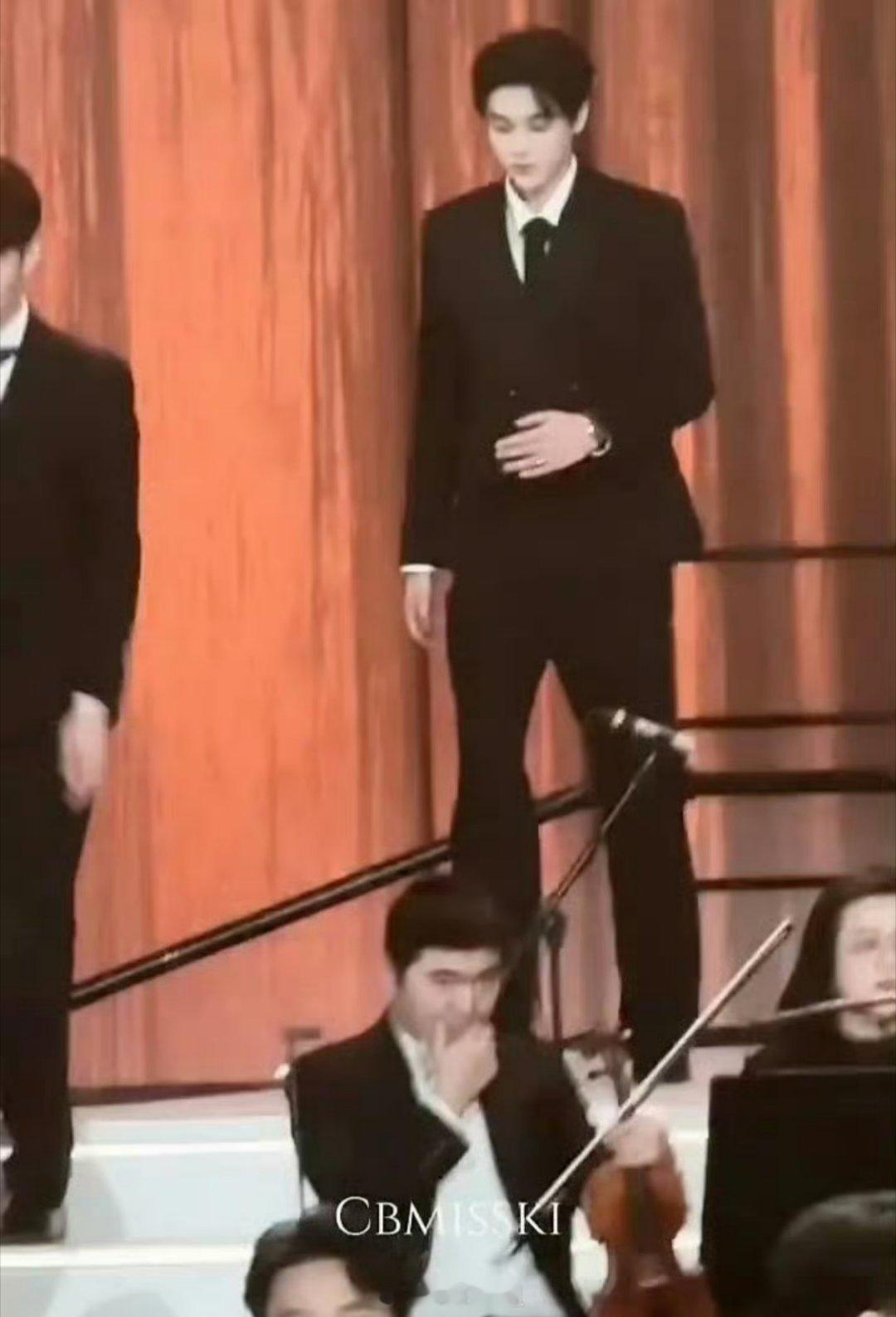 有网友提问田栩宁的身形，放在内娱属于什么水平呢？有说板板正正的，也有说一般般的，