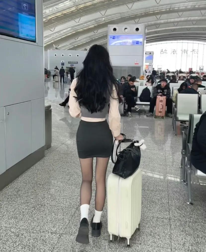 炮姐穿搭真的满大街都是！这么穿不觉得尴尬吗？尤其女学生们？这样穿性感吗 这样穿她