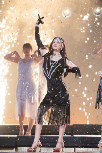 阚清子发照片留念五公舞台 阚清子发照片留念五公舞台，勇敢解锁百老汇新风格，这份对
