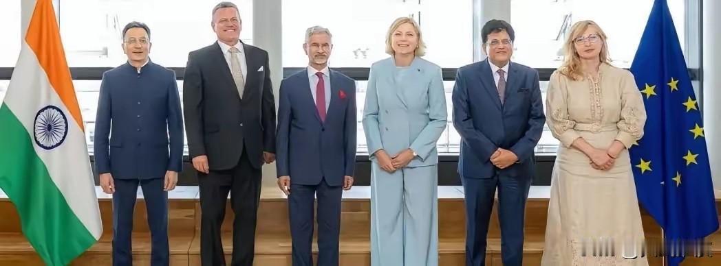 前脚中国在上海组织召开世界人工智能大会，29个国家出席。

就在咱们上海这边刚把