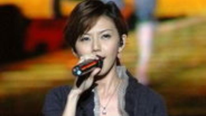 你知道吗？孙燕姿《就在日落以后》巡演天津站的意外摔倒事件，最近成了全网热议的焦点