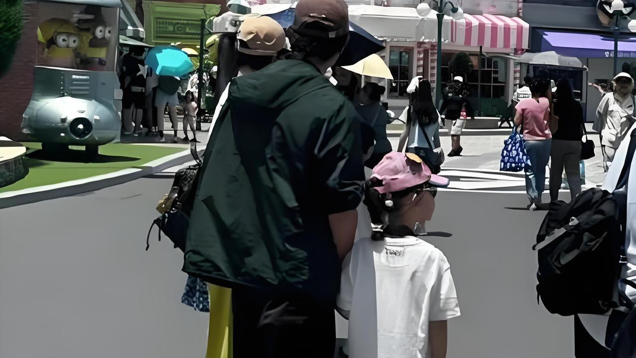 近日，新加坡街头出现了一幅温馨的画面：唐嫣与罗晋携手带着他们的小女儿小小糖，三人