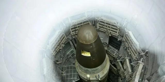 美国国务院高级官员表示，美方仍在评估如何执行总统恢复核武器试验的指令，未排除恢复