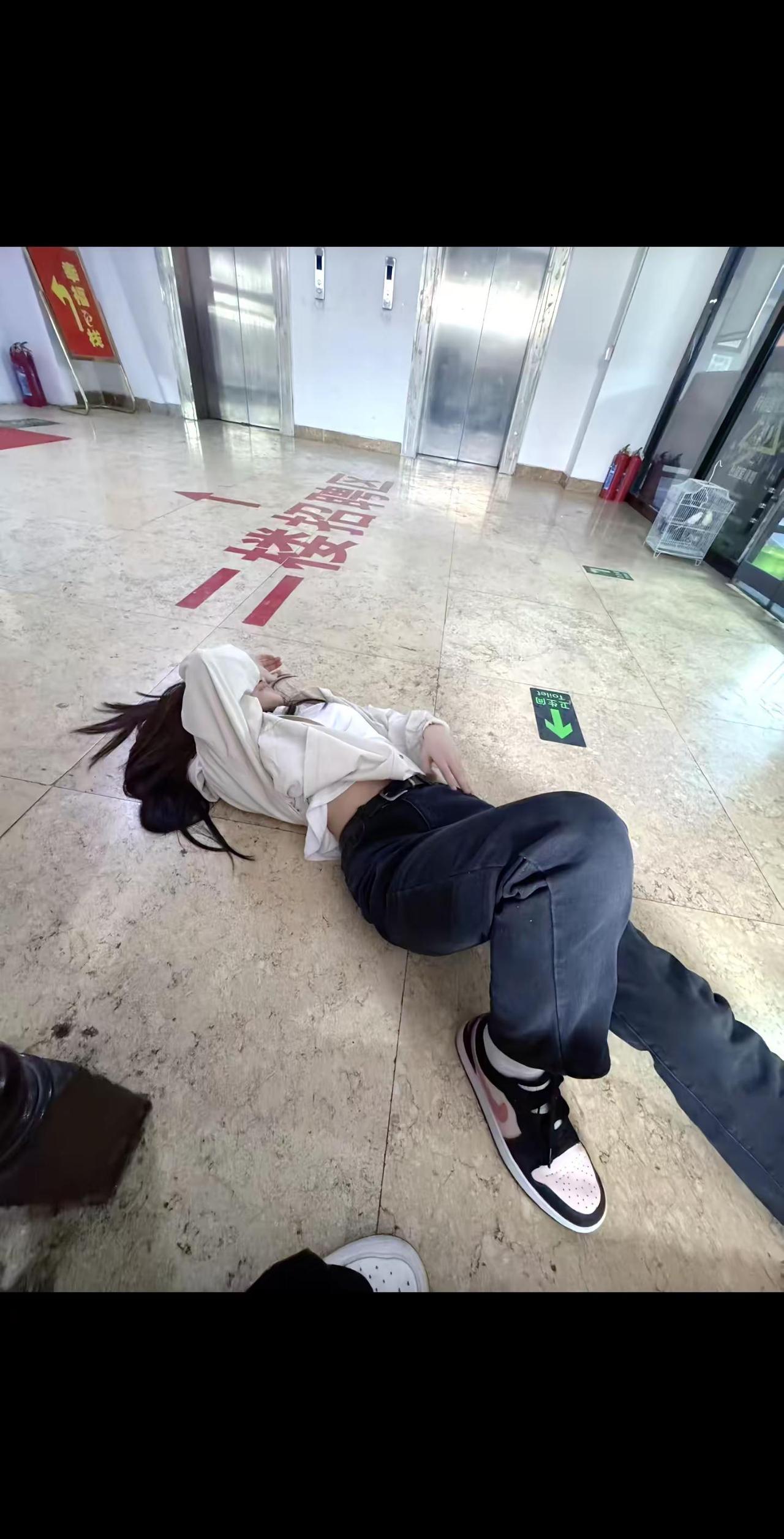 你不理解为什么女人一分手 就变好看  那我告诉你  全他妈是你克的  扫把星