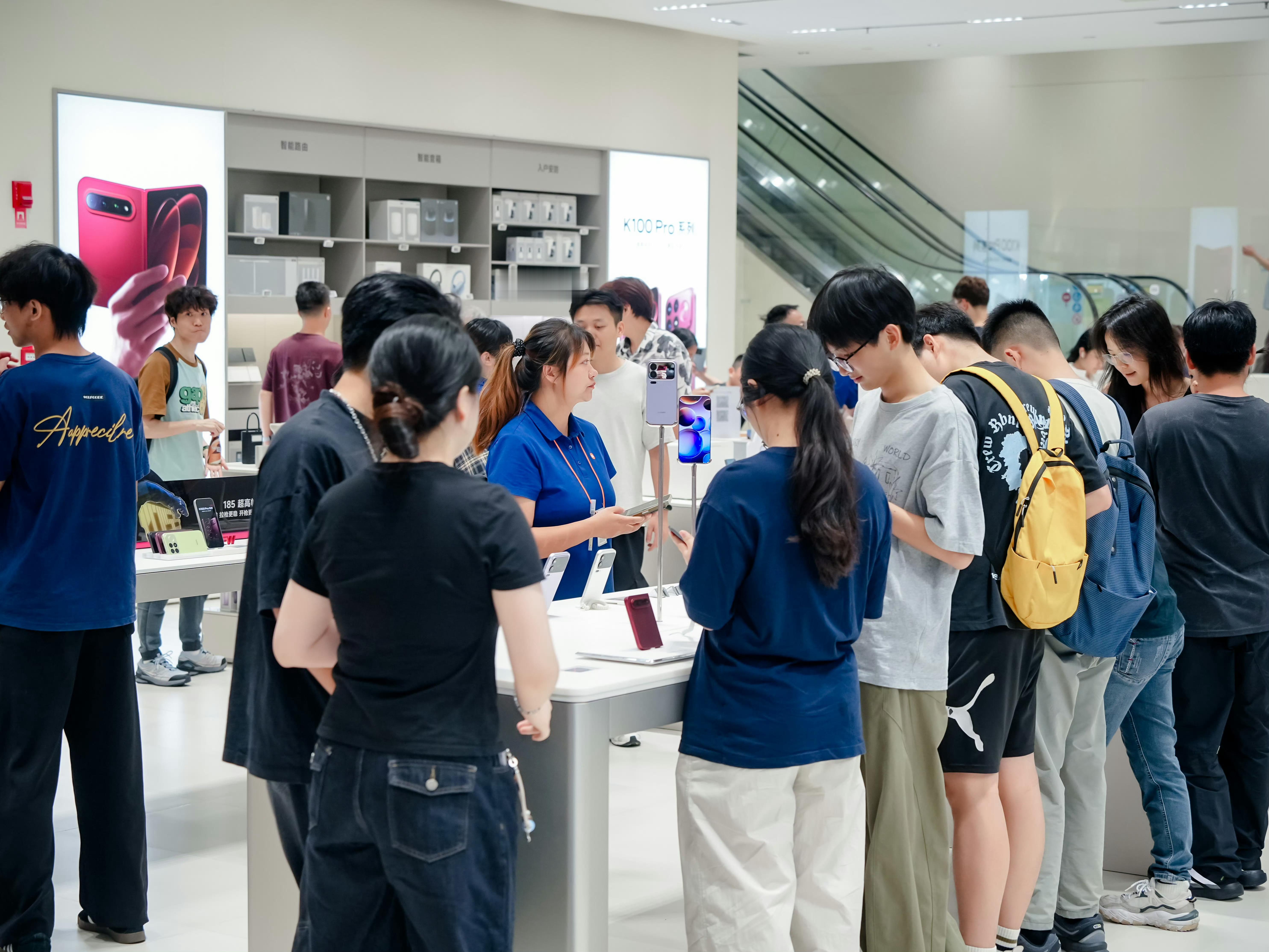 小米高管称门店客流量暴涨400％趁着周末，逛个商场体验小米18 Fold折叠屏，