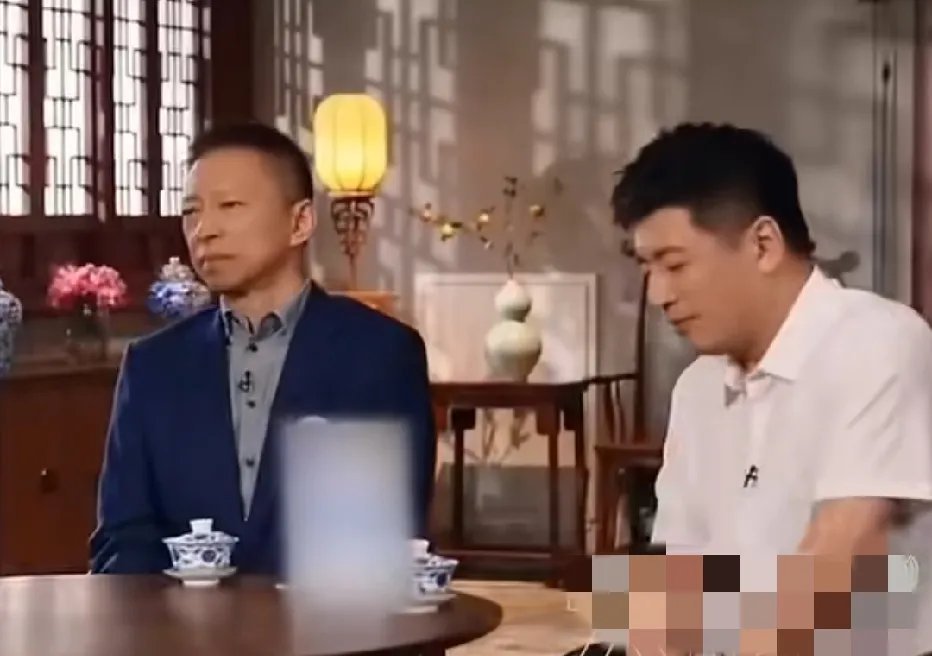 张雪峰生前与张朝阳一起出席访谈节目时的一幕，张朝阳神态淡定自若，而张雪峰在张朝阳