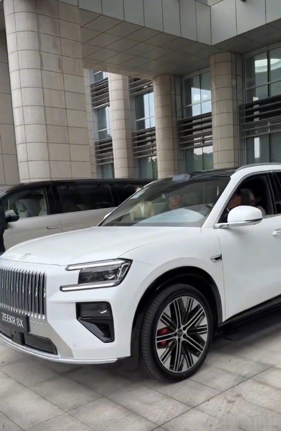 联想CEO杨元庆试驾国产豪车大V聊车 他们之前坐多了豪车超豪车，知道有哪些配置是