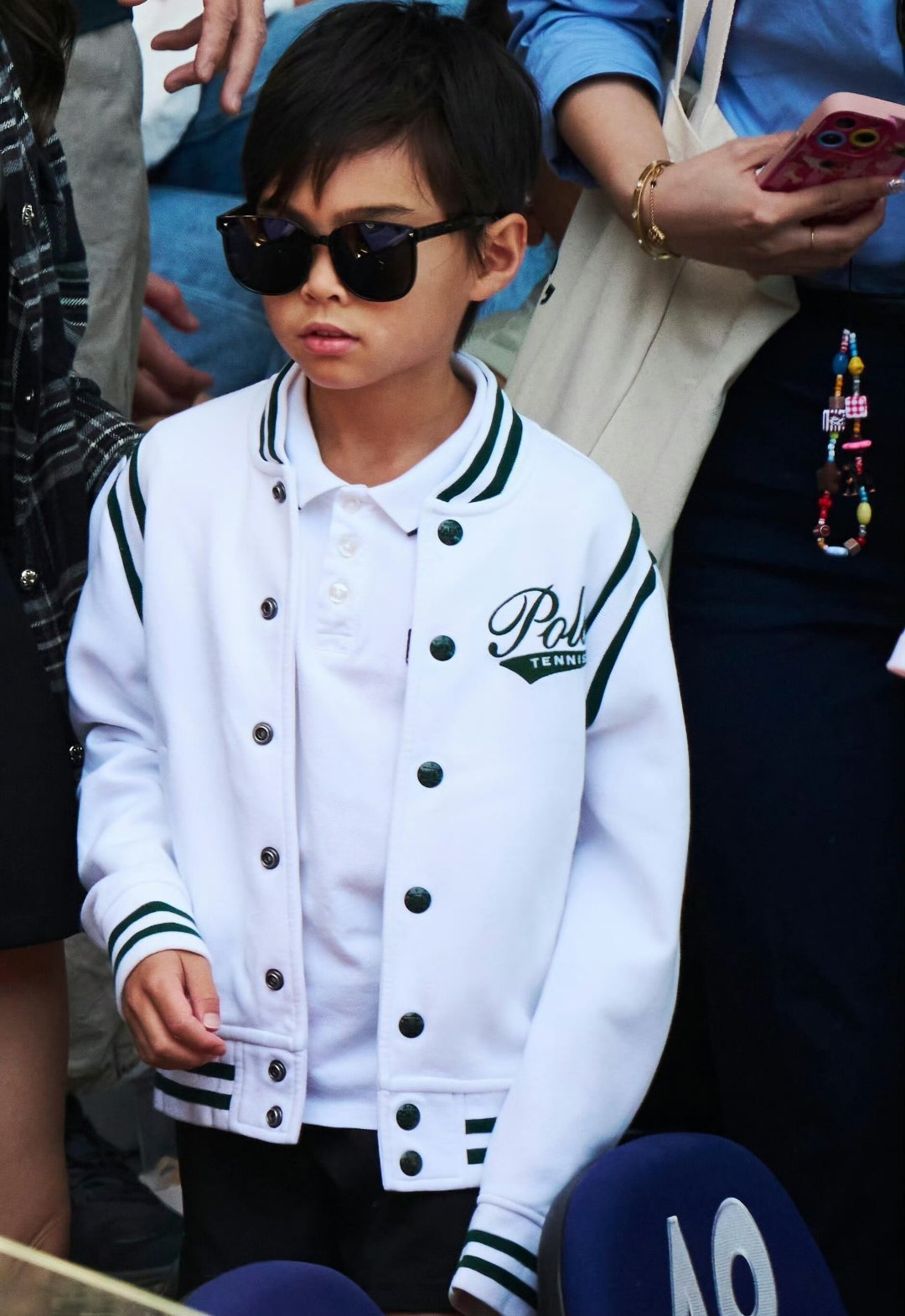 周杰伦昆凌8岁儿子正脸照8岁的罗密欧戴着墨镜出镜。推墨镜的动作跟周杰伦同步，被网