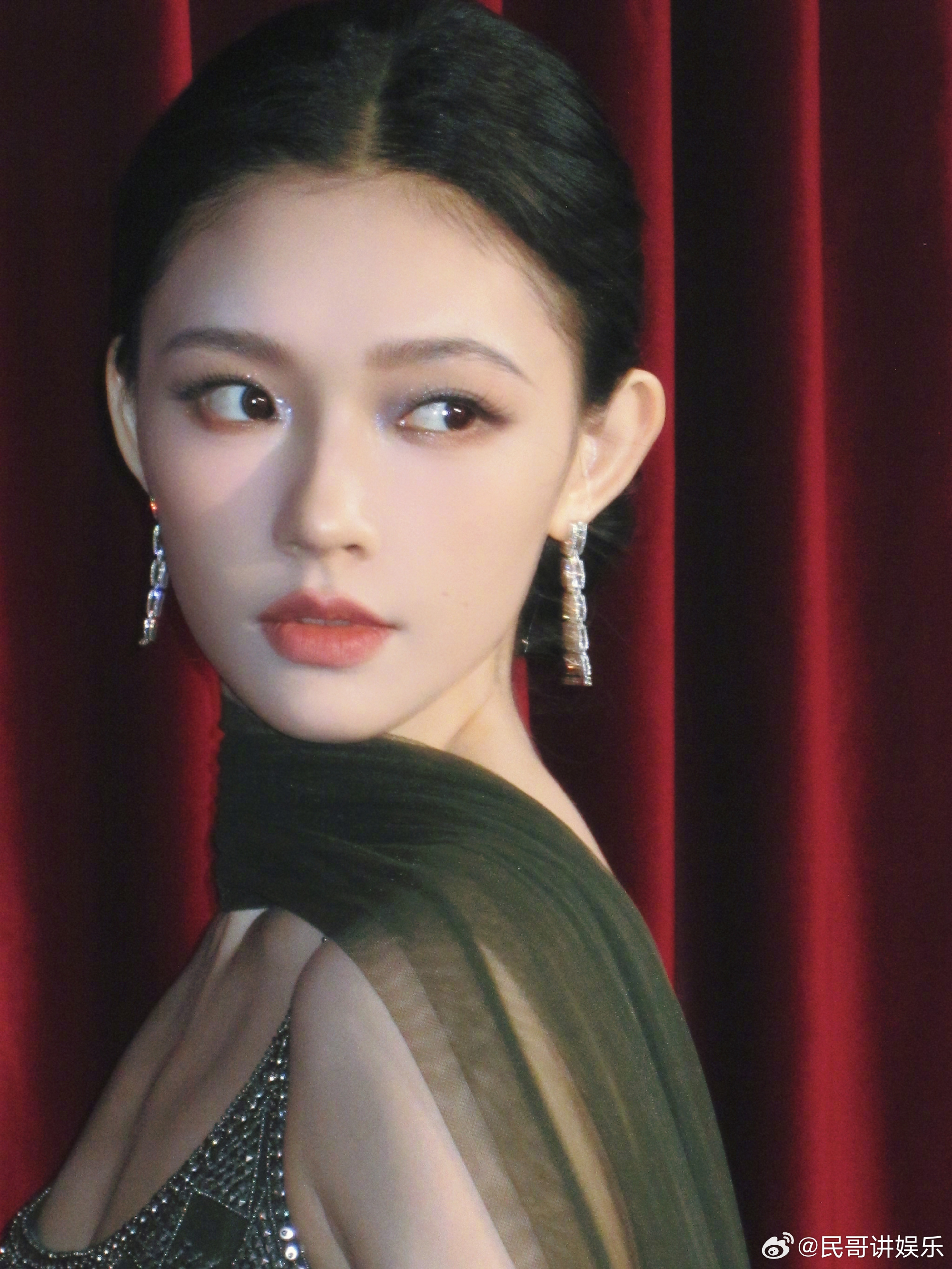林允 维纳斯女神 栩栩华生红毯林允美出新高度！民族风吊带长裙兼具复古与文化感，钻