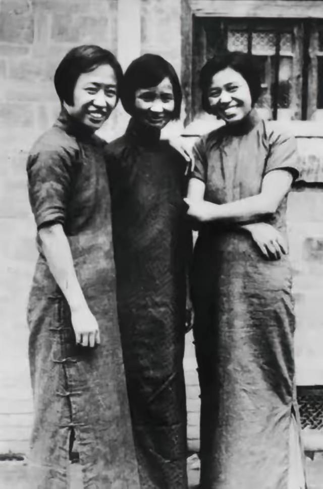 1933年，钱瑛被捕，路上，她忽然想起，藏在怀表中的照片会暴露她的身份，于是借口