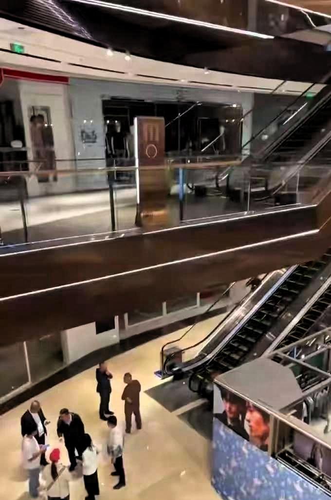 4月18号，一个女的在万达广场从楼上跳下来，商户说人当场就没了，看完心里很沉重。