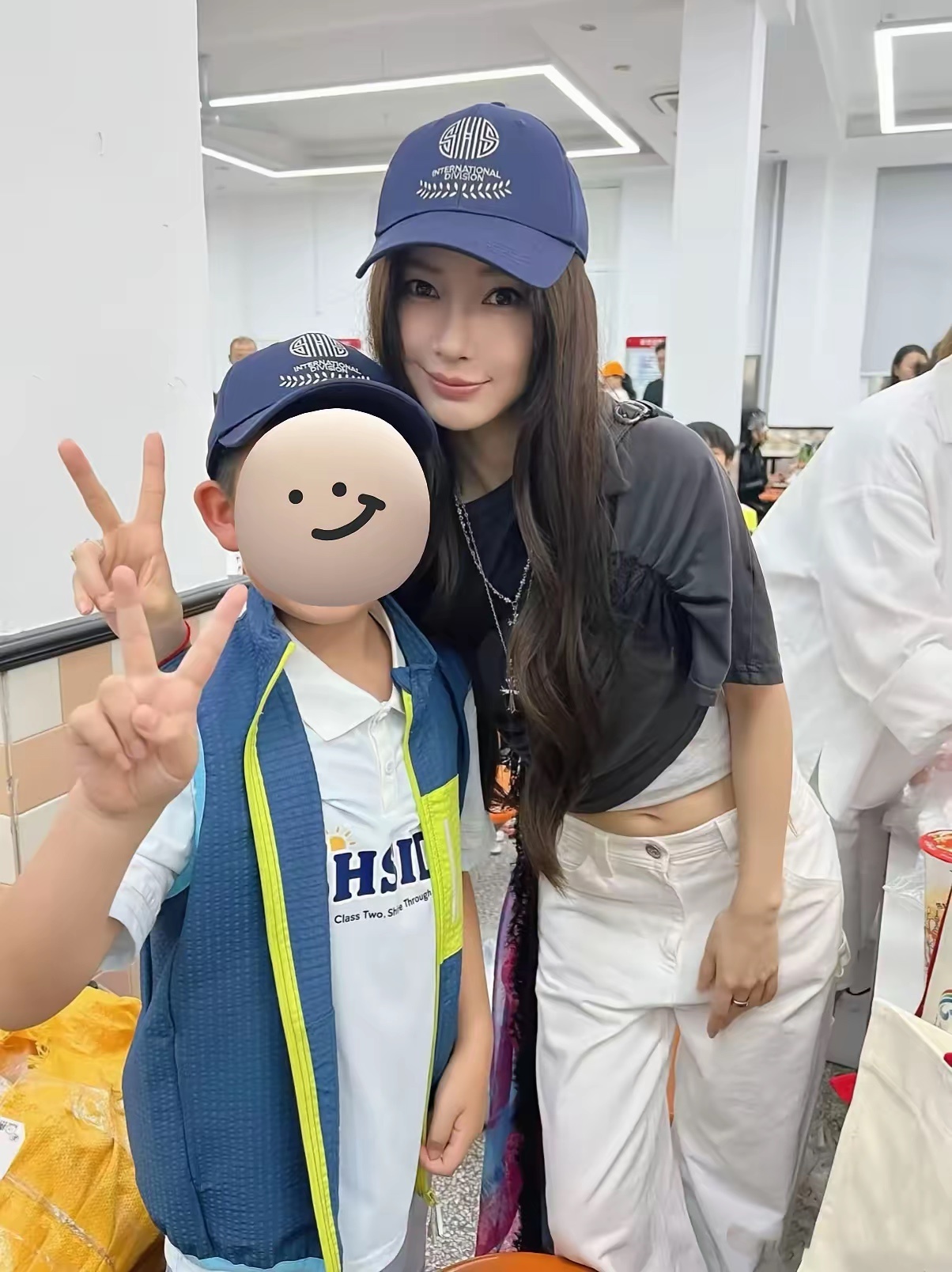 baby去参加儿子小海绵的学校活动了～ 