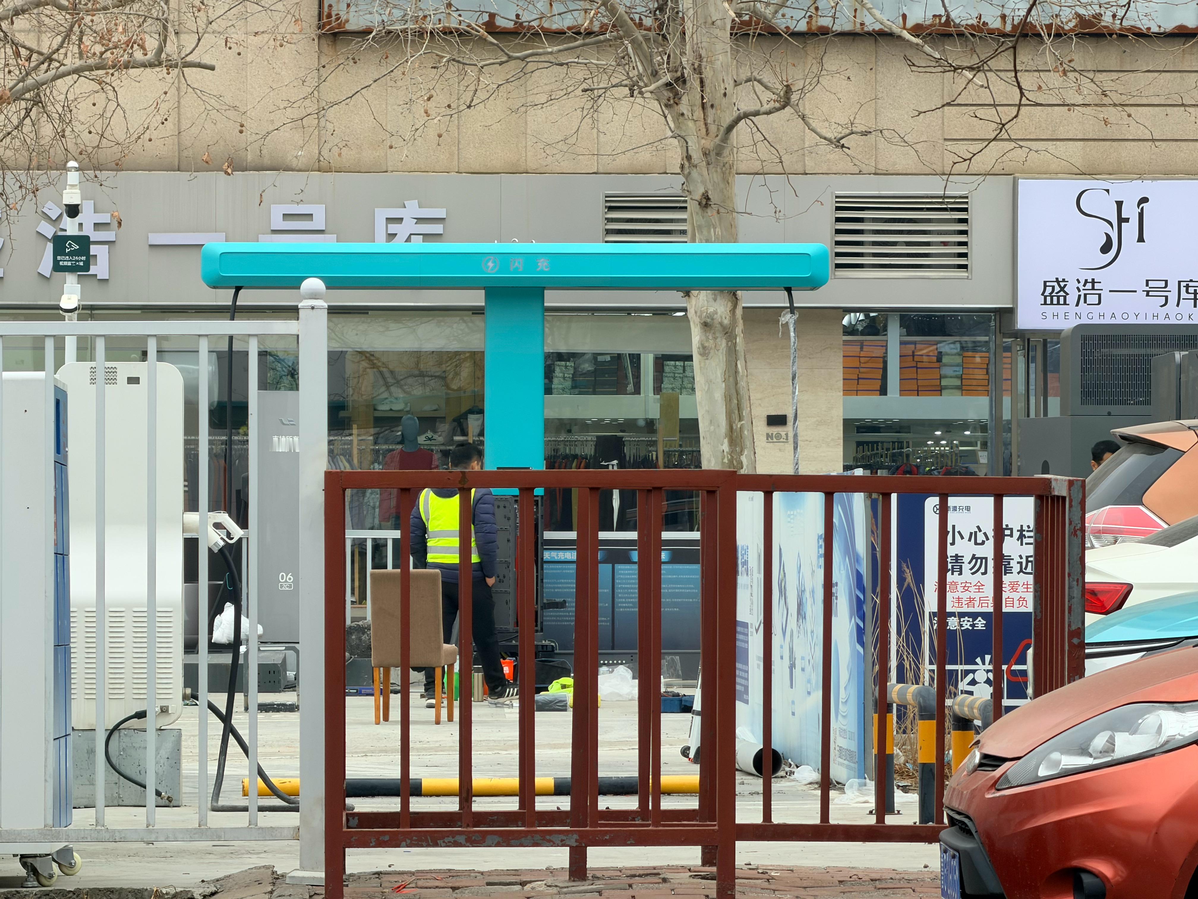 看到了比亚迪正在建的闪充充电站执行力还挺强的 工作人员也在酷酷干颜色还挺吸睛 大